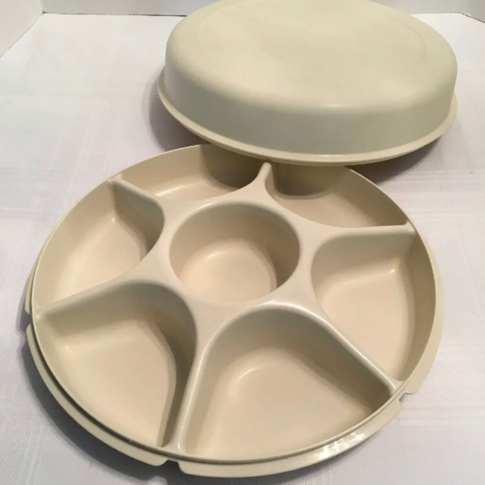 Vintage Tupperware chip/dip, veggie tray carrier